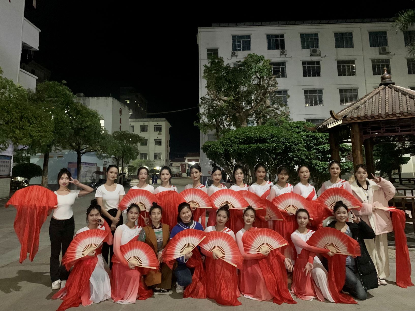 开云(中国)到木乐一中绘画展示、参与晚会表演