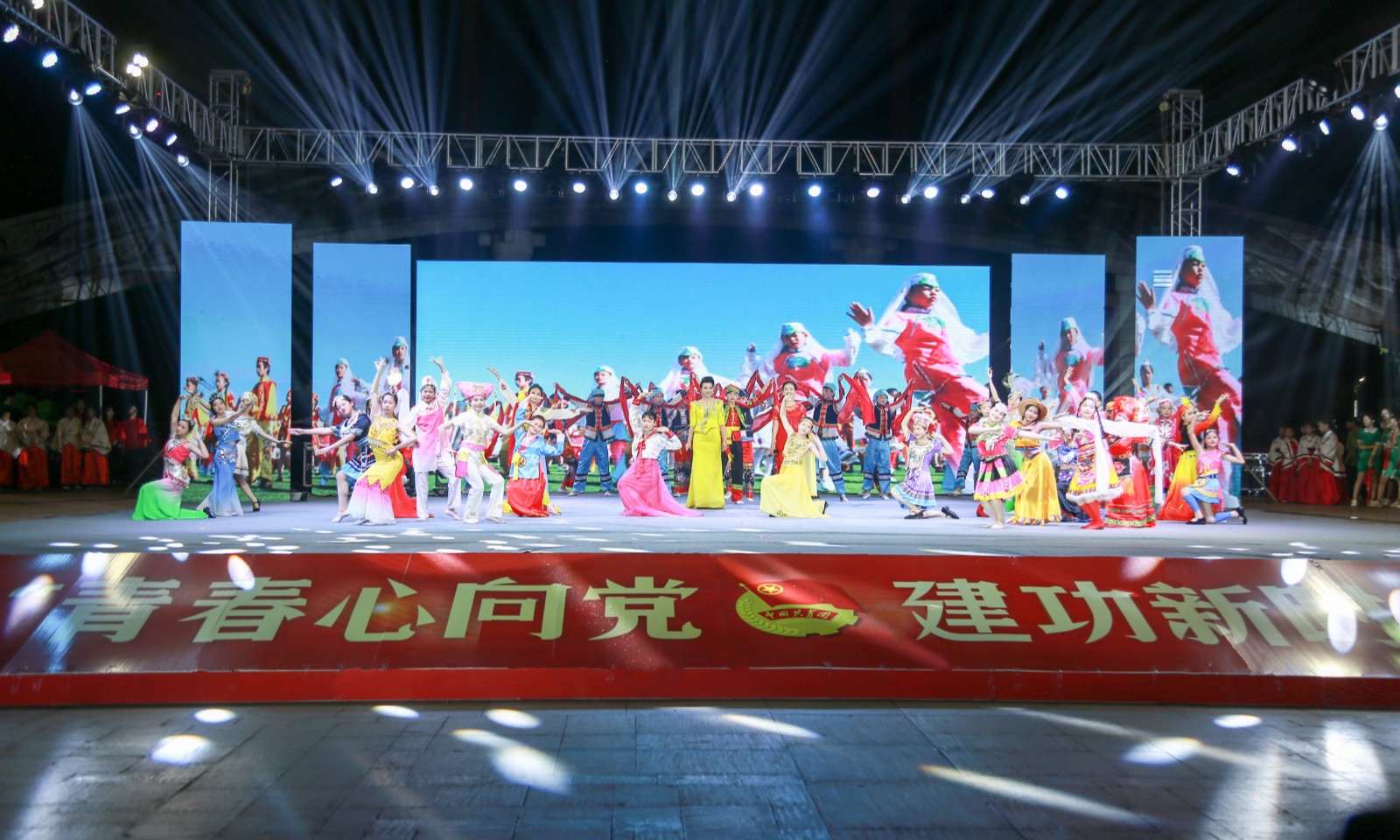 开云(中国)参与2019年纪念五四运动100周年主题颁奖晚会表演